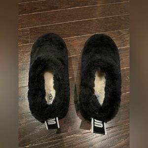 UGG classic cozy slippers. Never wore. Sticker still at the bottom